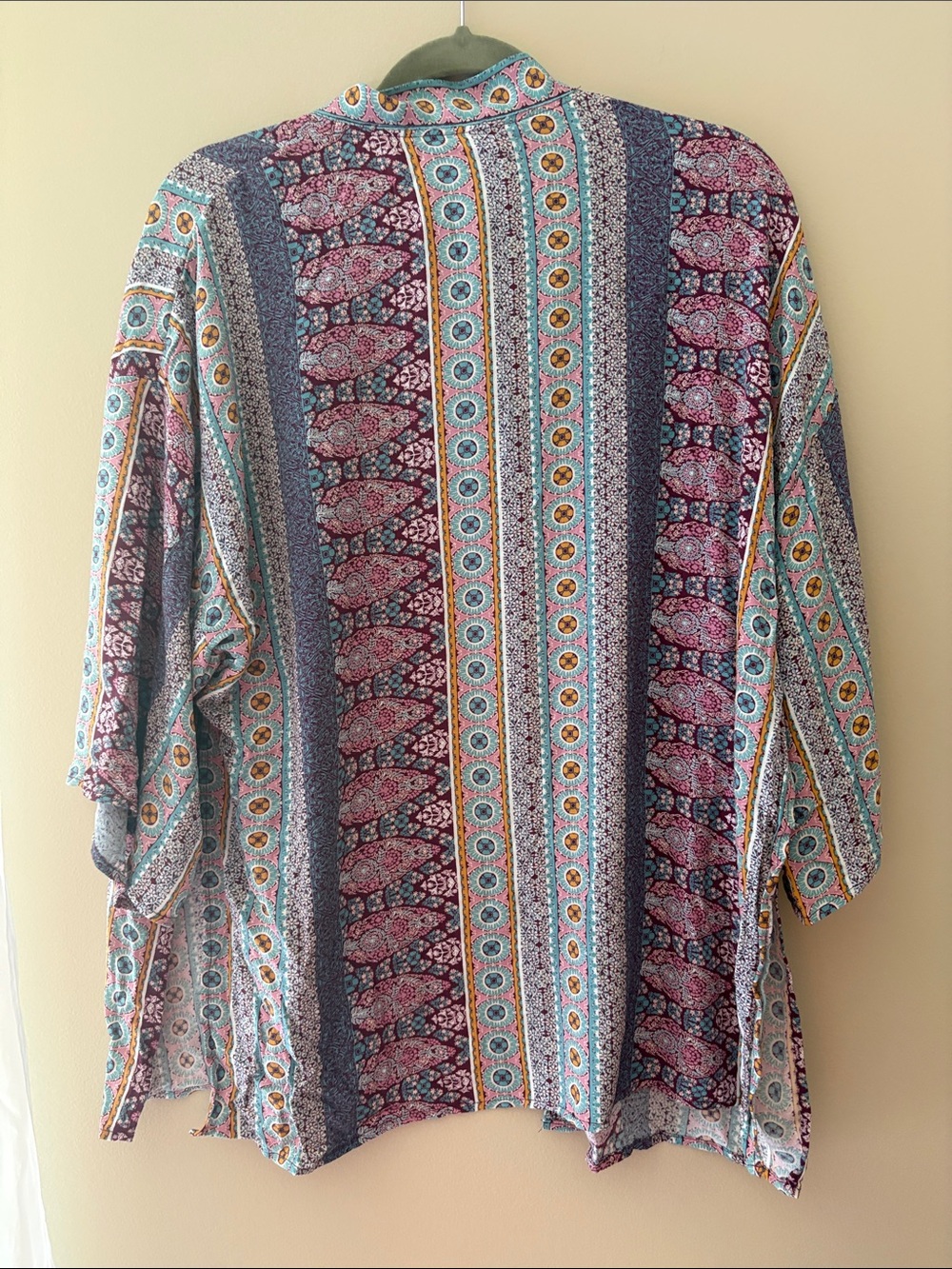Open lightweight patterned outerwear - Picture 3 of 5
